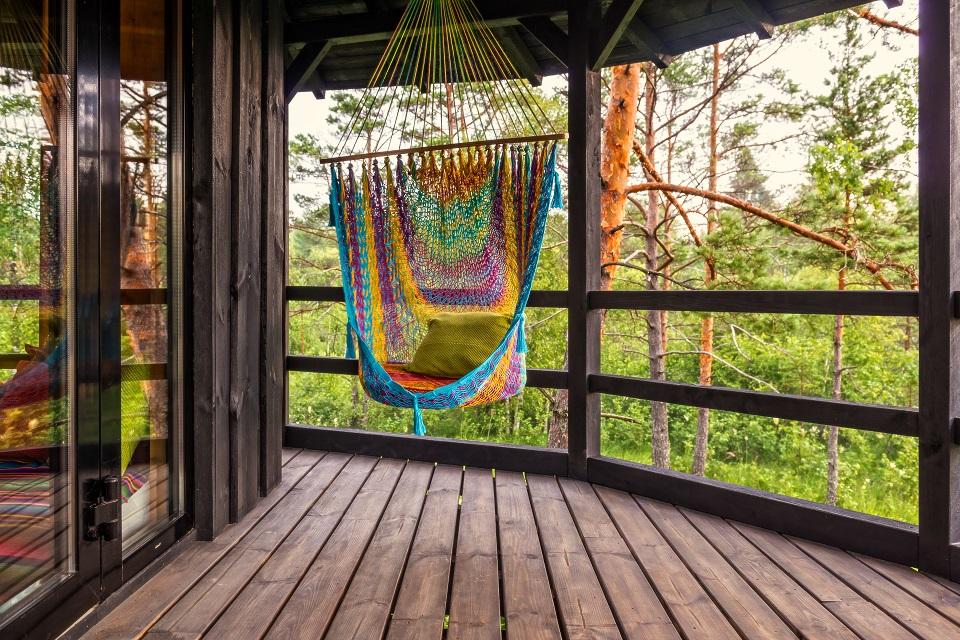 Schaukel im Holzhaus Treehouse Estonia Sambliku