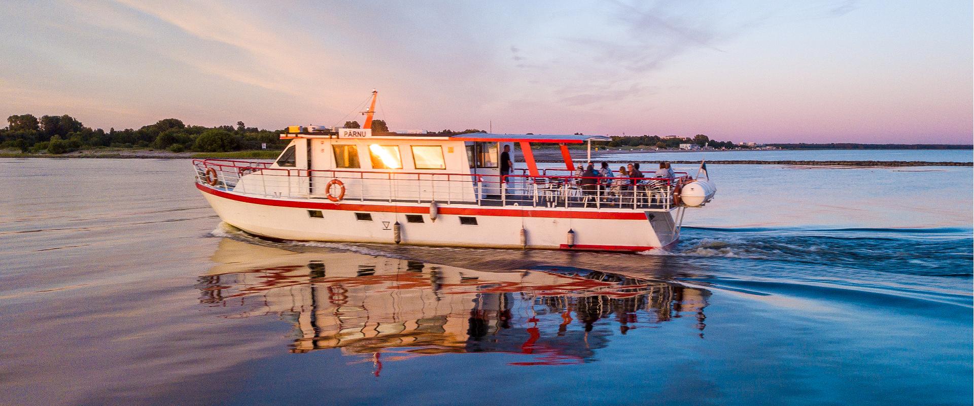 "Pärnu Cruises" izbraucieni ar laivu pa Pērnavas upi un līci