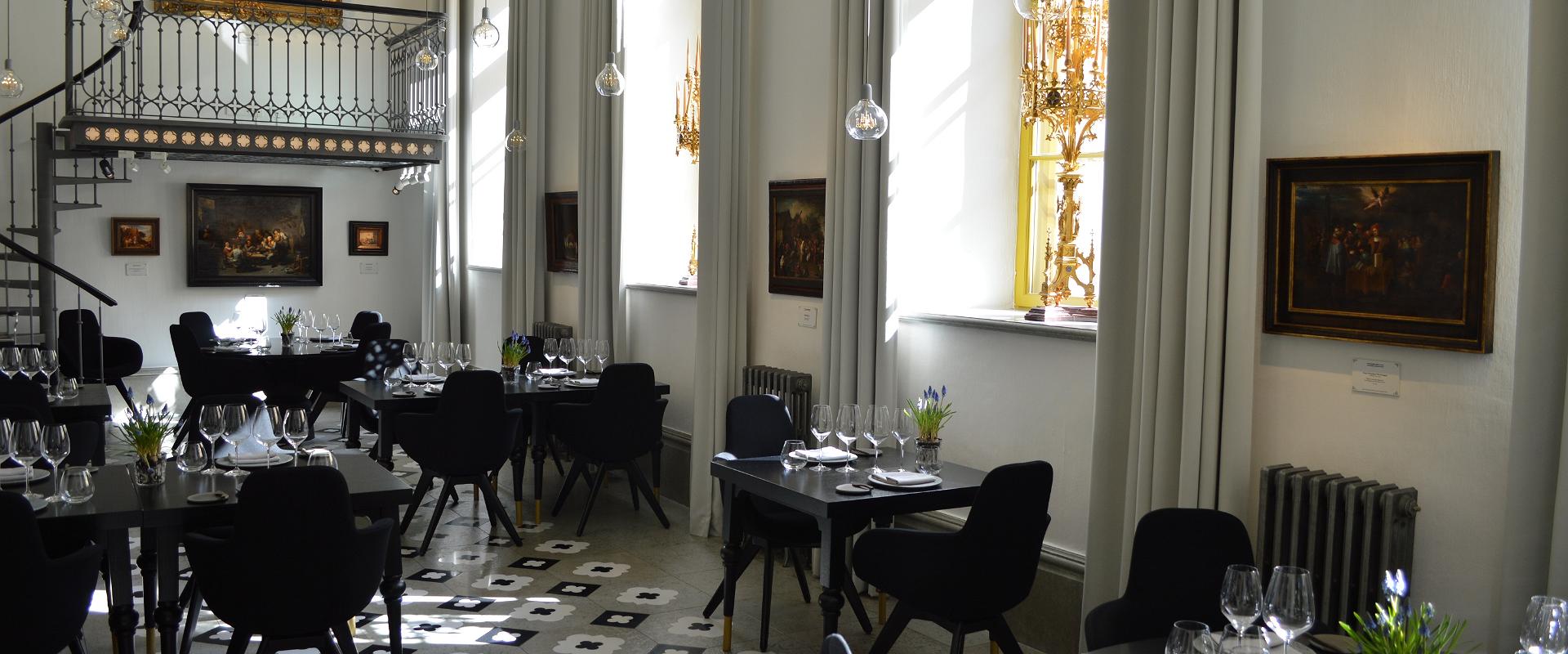 Restoran Art Priori - eksklusiivne kunstirestoran Eestis – täiuslikud elamused igale meelele. Erakordne interjöör on inspireeritud gooti arhitektuuris