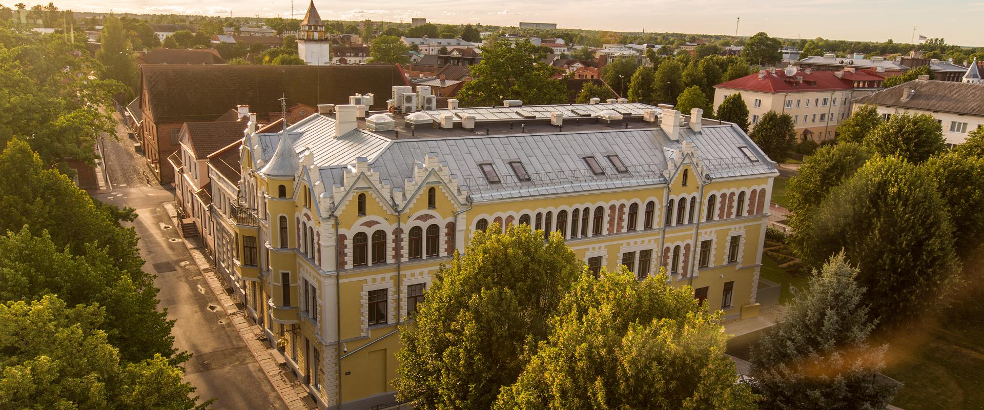 Viesnīca, kurā ir restorāns, kafejnīca un semināru telpa, atrodas Viljandi vecpilsētas sirdī, Johana Laidonera laukuma malā. Vēsturiskajai ēkai ir vei