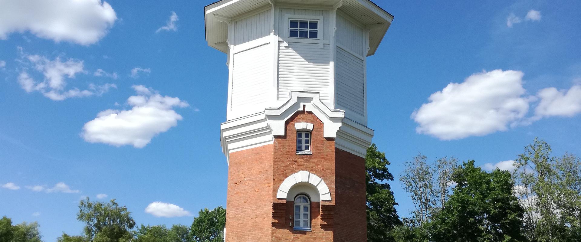 Der Wasserturm aus der Zarenzeit in Risti