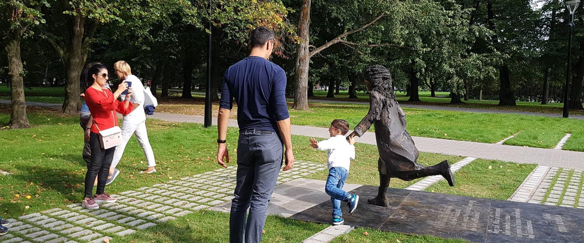 Lydia Koidulan ja Johann Voldemar Jannsenin muistokenttä ja lapset juoksemassa Lydian Koidulan kanssa puistossa