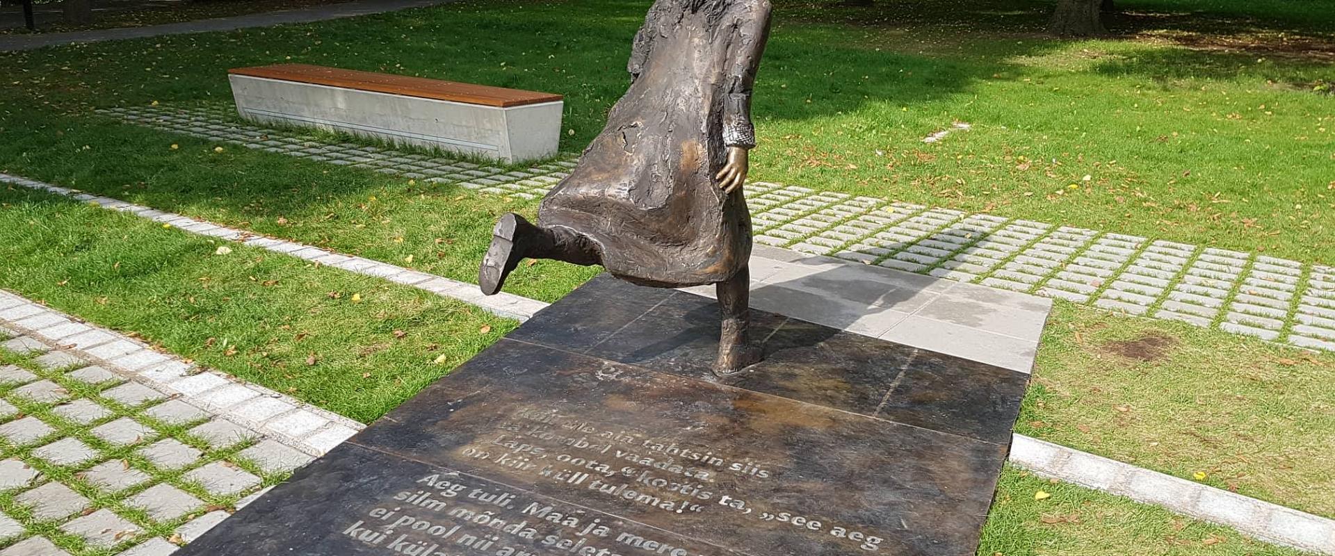 Lydia Koidula and Johann Voldemar Jannsen Memorial Square in summer, running in the park