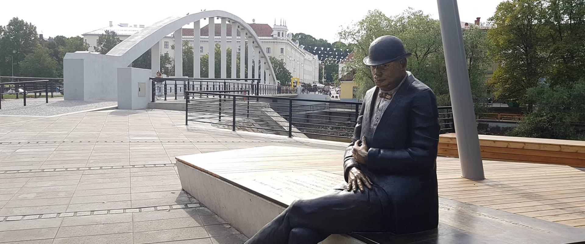 Lydia Koidula and Johann Voldemar Jannsen Memorial Square, Jannsen thoughtfully sitting on the bench