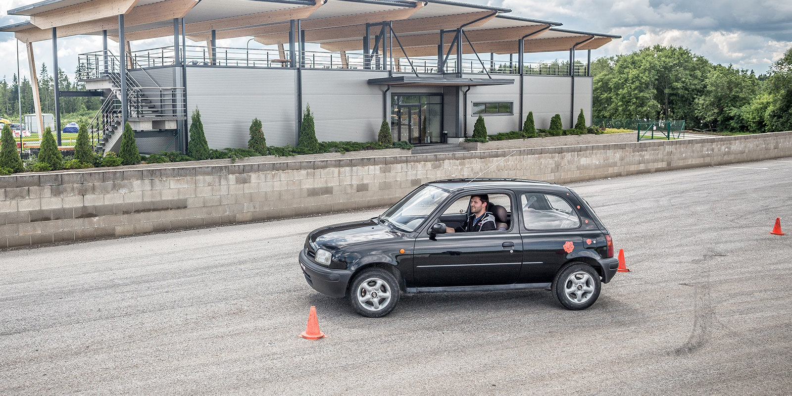 Slaloma brauciens ar triku auto parkā LaitseRallyPark