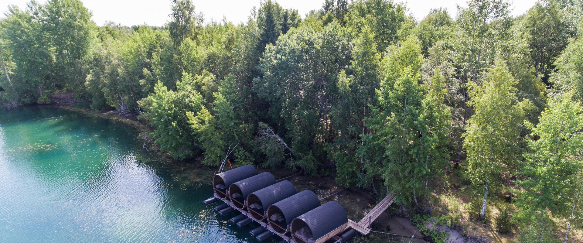 Campingfässer auf dem Wasser im Erholungszentrum Paekalda