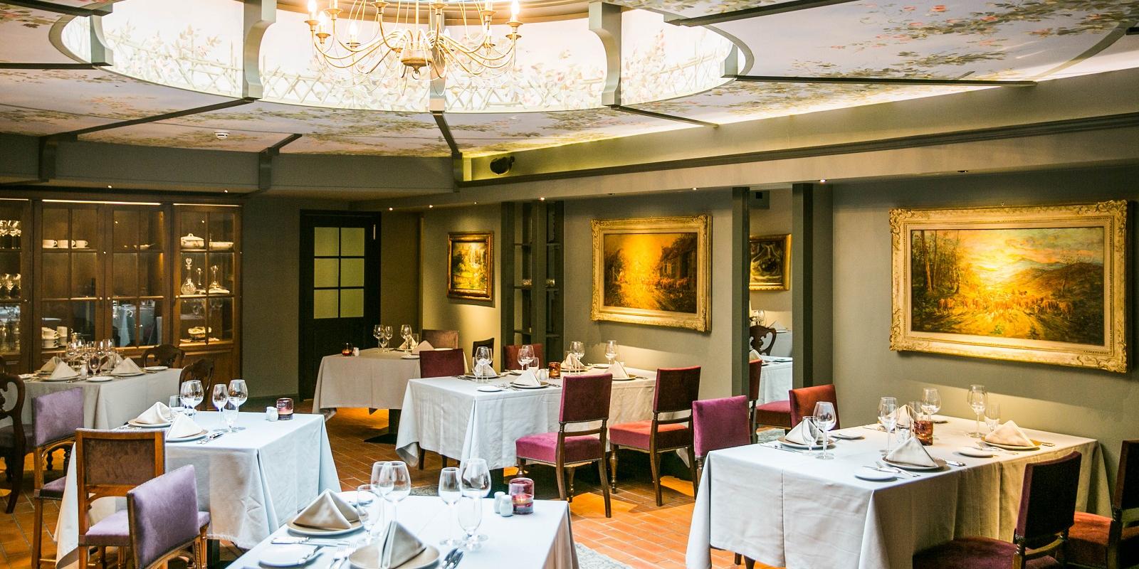 Restaurant Antonius wins the heart of its visitors from the very first moment. It has a ceiling with rose motifs, a glass atrium casting evening light