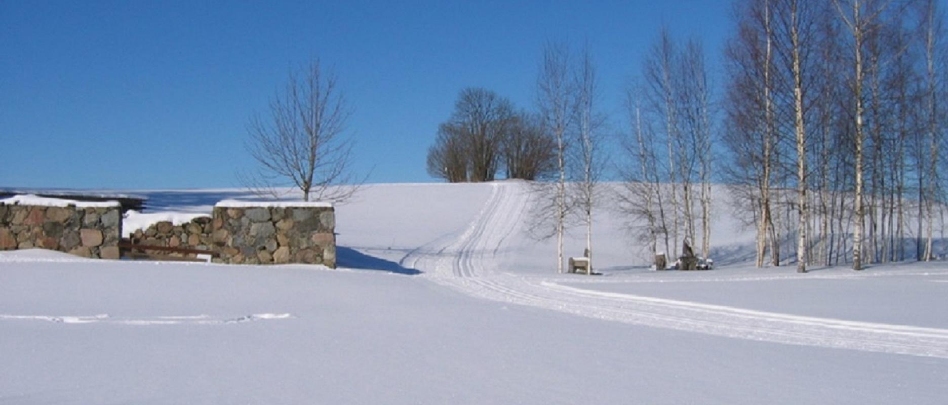 Hiihtoladut (15 km) ja luistelukenttä. Hiihtolatujen lähellä Kirikumäen matkatalossa sijaitsee suksien ja luistimien vuokraus.