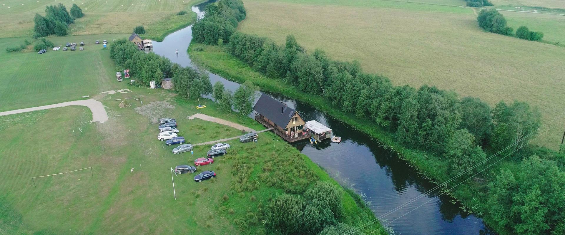 Eingiartiges großes Floßhaus auf dem Fluss Vigala