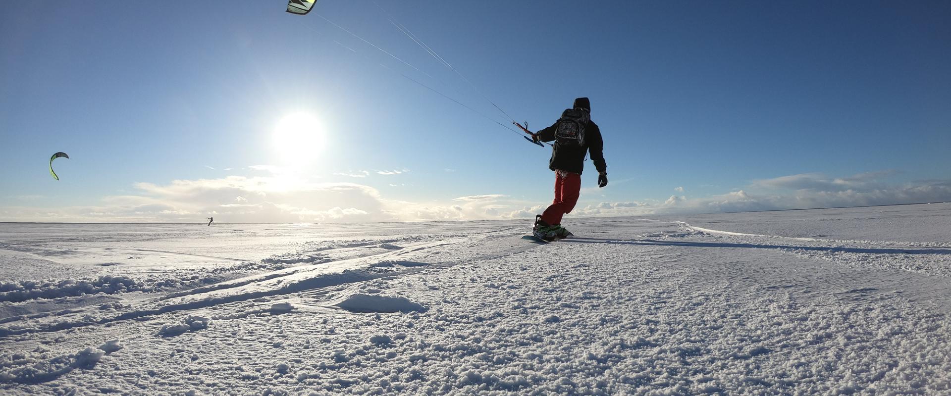 Pärnu Surf Center – Schulung zum winterlichen Kitesurfen am Strand von Pärnu und andernorts in Estland