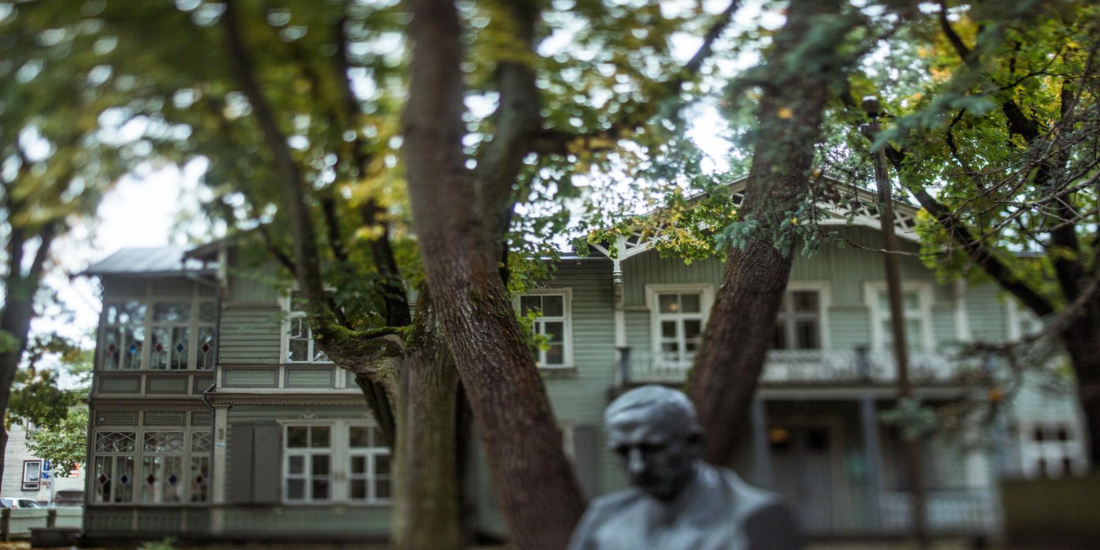 In a historicist summer dwelling type of house in the Tallinn district of Kadriorg, there is the apartment-museum of the classic Estonian author Anton