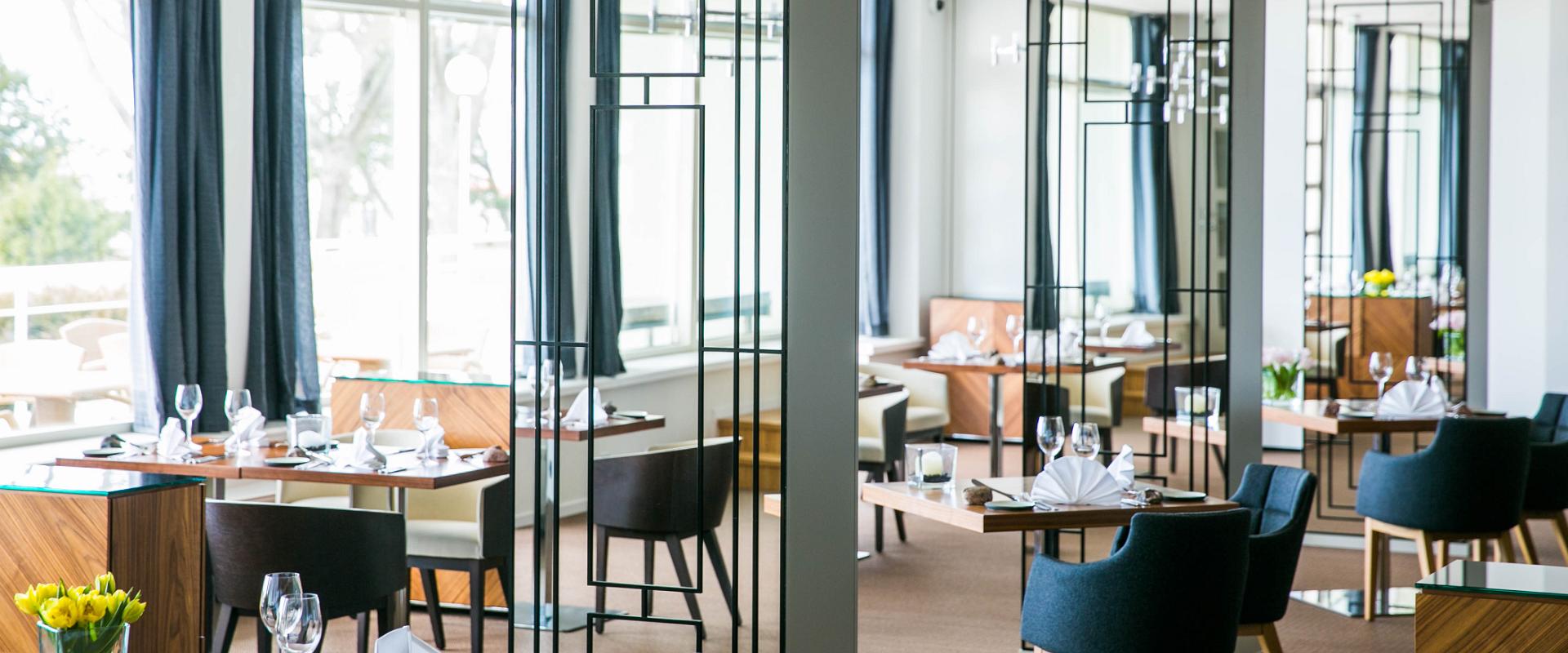 Rannahotell Restaurant, which offers world-class Scandinavian cuisine, has glamour of the 1930s. This elegant restaurant has high ceilings and offers 