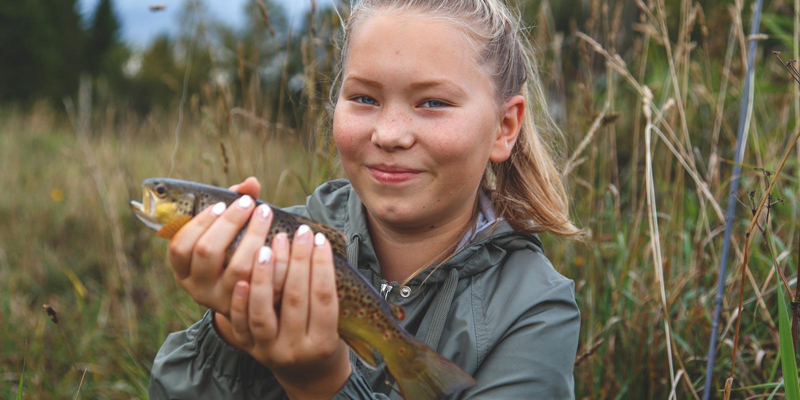 Tüdruk jõeforelliga