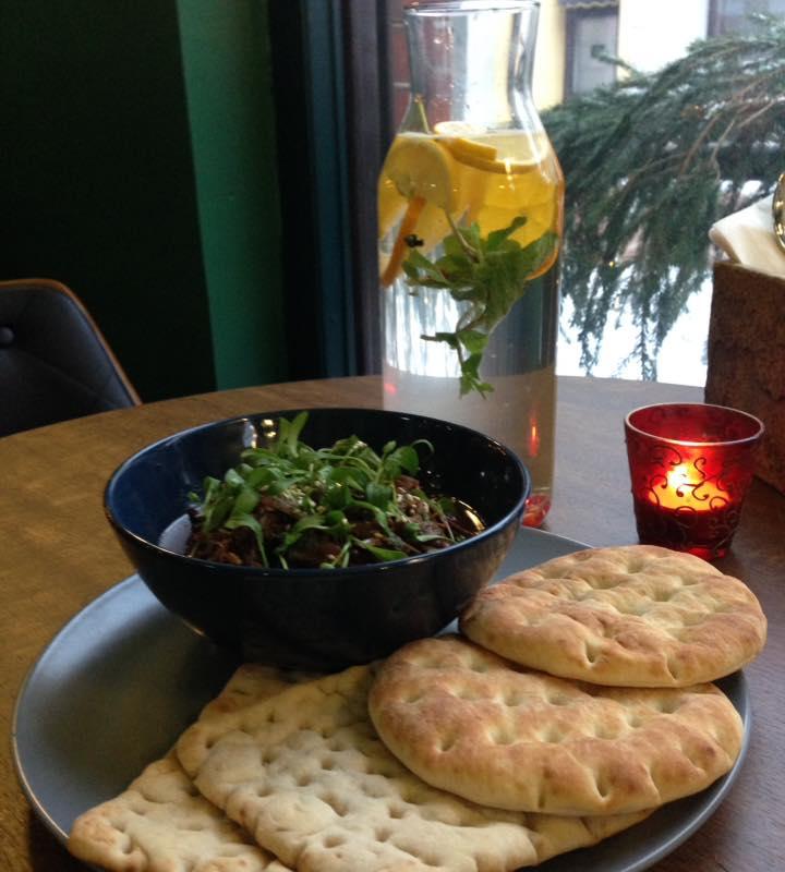 Vorstid & Vahvlid Köök & Baar (dt. Würste & Waffeln Küche & Bar)