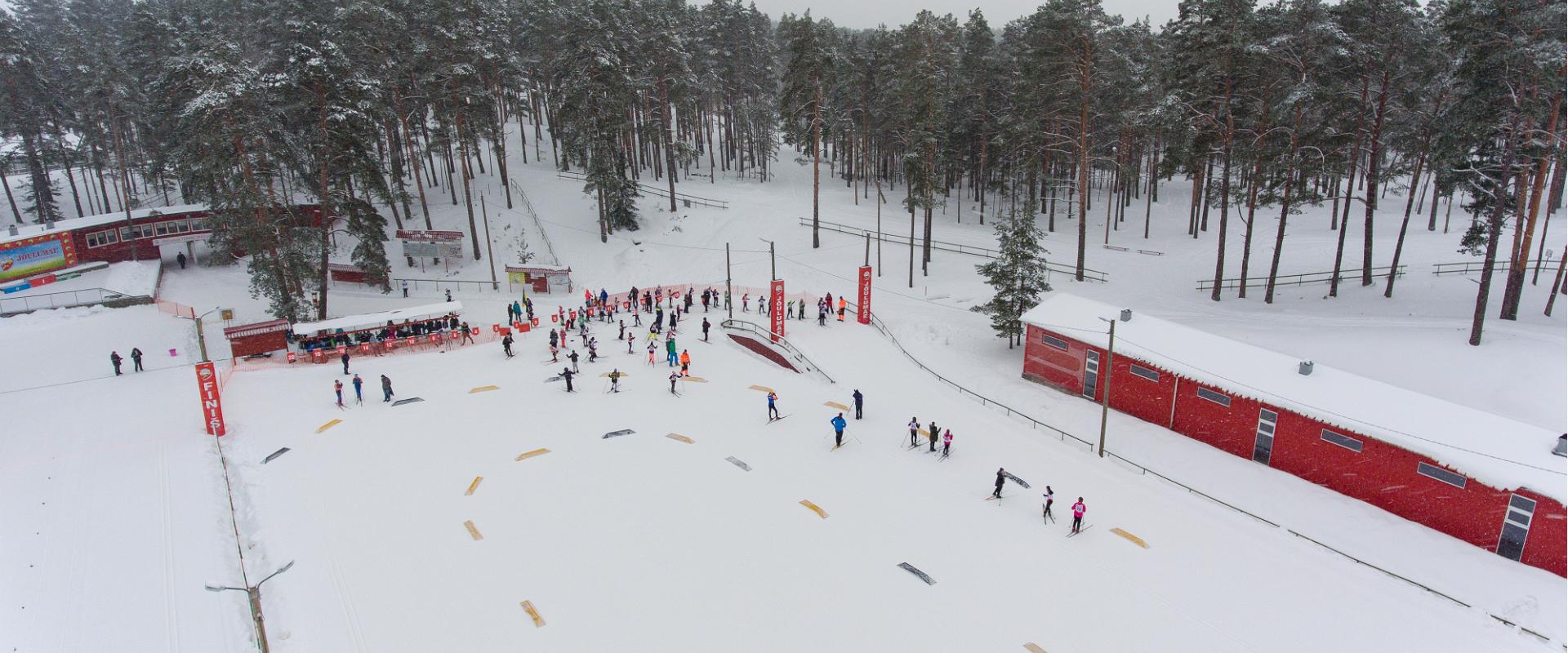 Jõulumäen kuntoilukeskuksesta (Jõulumäe Tervisespordikeskus) tulee lumen saapuessa todellinen hiihtokeskus. Täältä kohtuullisen maastohiihtoladun löyt