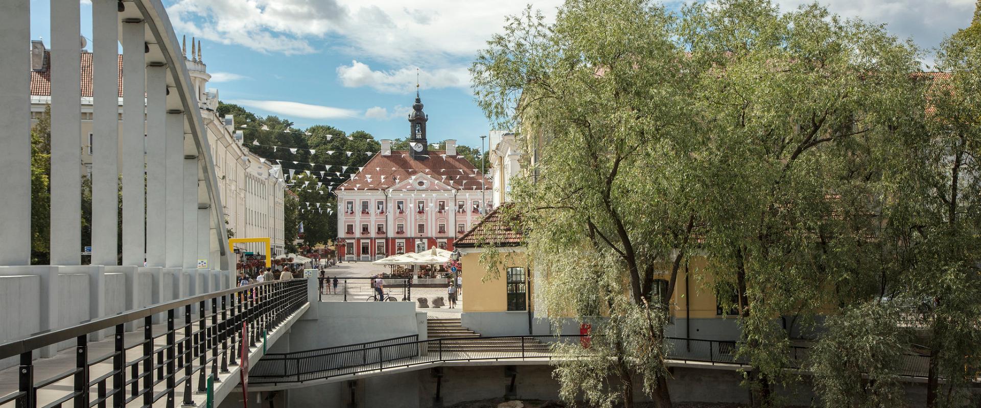 Die Bogenbrücke und Rathausplatz an einem hellen Sommertag