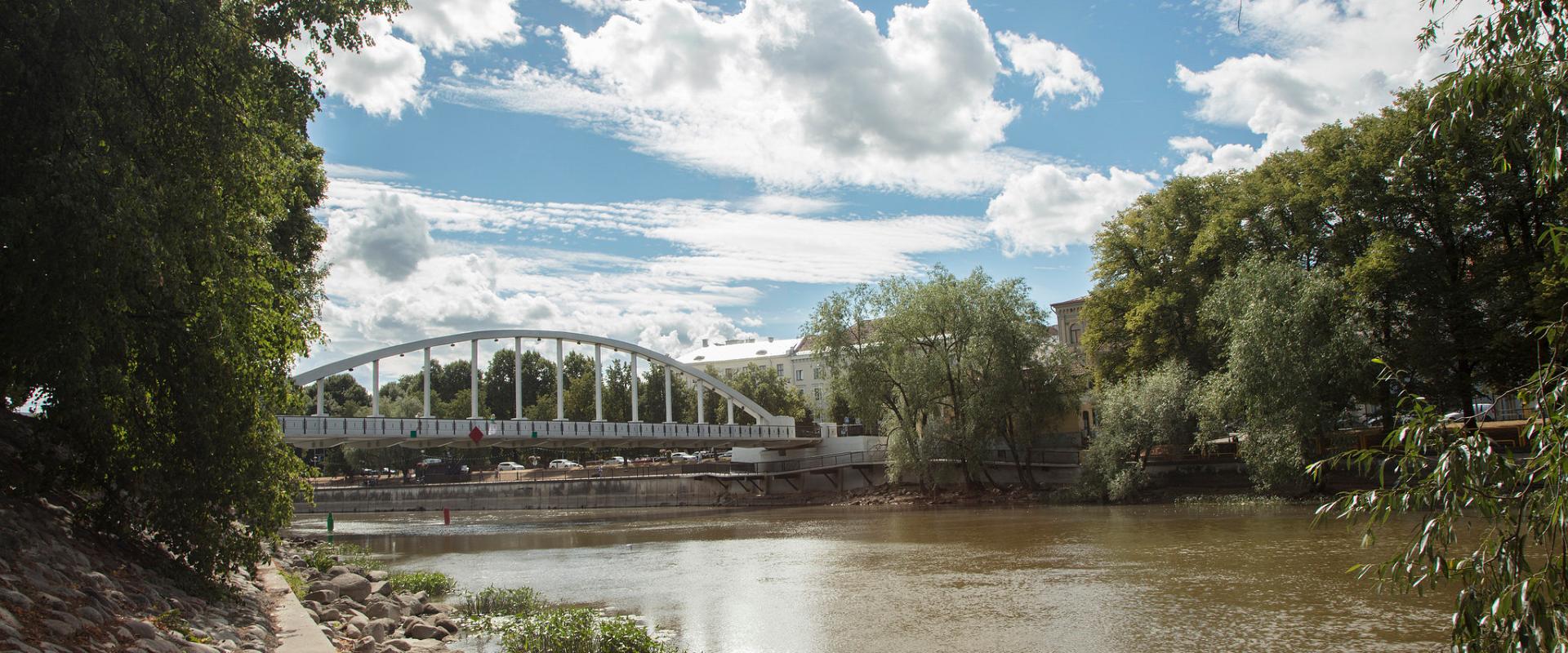 Die Bogenbrücke, das sommerliche Tartu und weiße Wolken in einem hellblauen Himmel