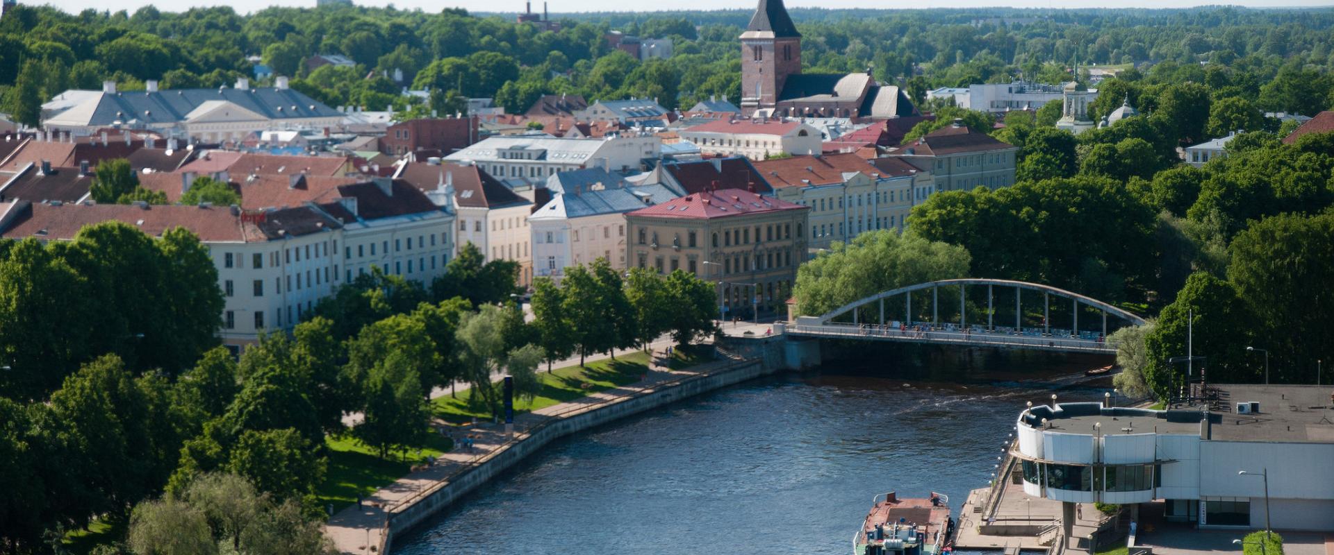 Bogenbrücke und Bootsreisen im sommerlichen Tartu