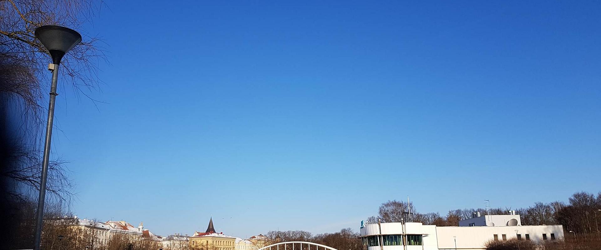 Die Bogenbrücke im Winter und zugefrorener Emajõgi