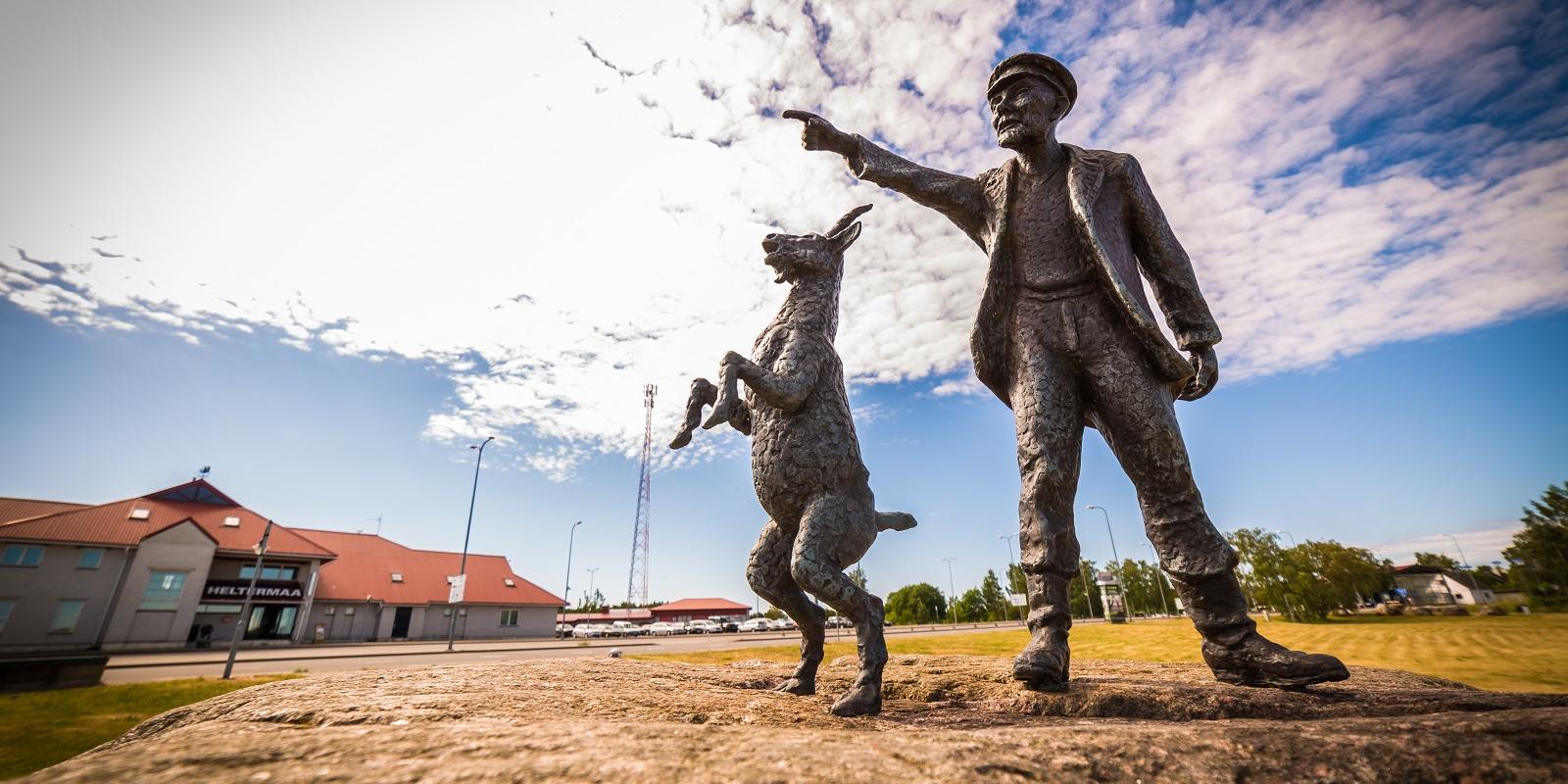 Hiiumaa Muuseum pakub ühepäevaseid temaatilisi muuseumituure. Kaunite kunstide tuur annab suurepärase sissevaate Hiiumaa kultuuriajalukku. Teekonnal p