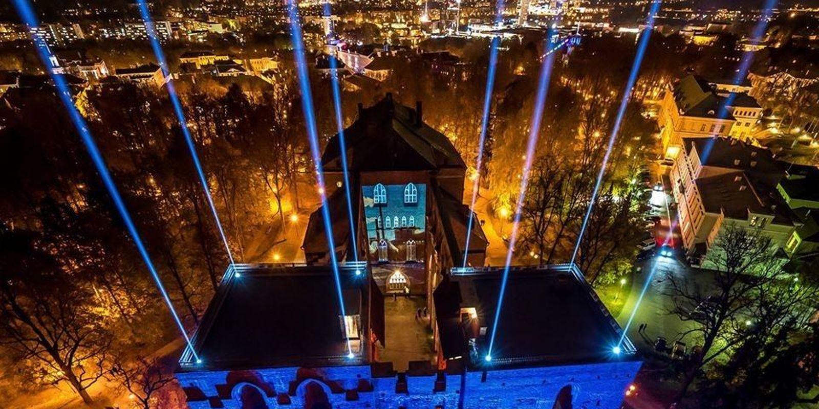 Das Museum der Universität Tartu und die Türme der Domkirche während des Lichtfestivals