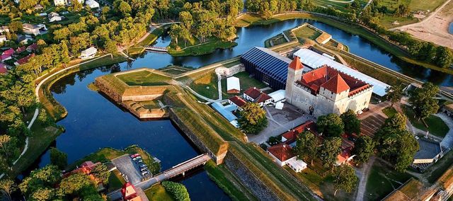 Nur einmal im Jahr kann man auf Saaremaa eine besondere Atmosphäre und unvergessliche Opernmomente erleben. Veranstaltungsort der Operntage Saaremaa i