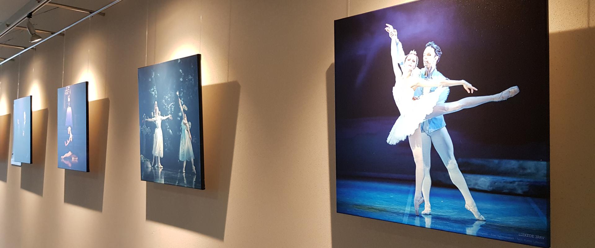 Jõhvi kontserdimaja koridori galeriis asuv balletiteemaline näitus