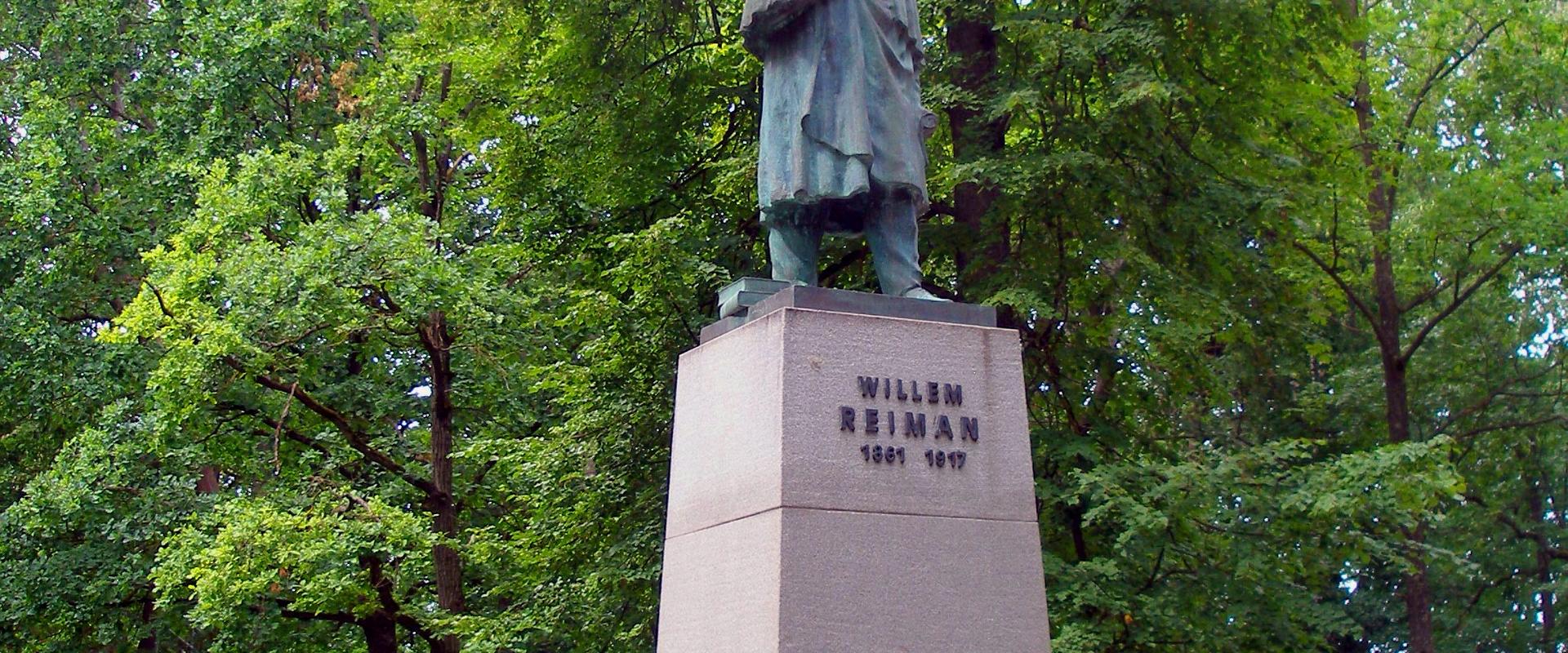 Pildil Villem Reimani monument