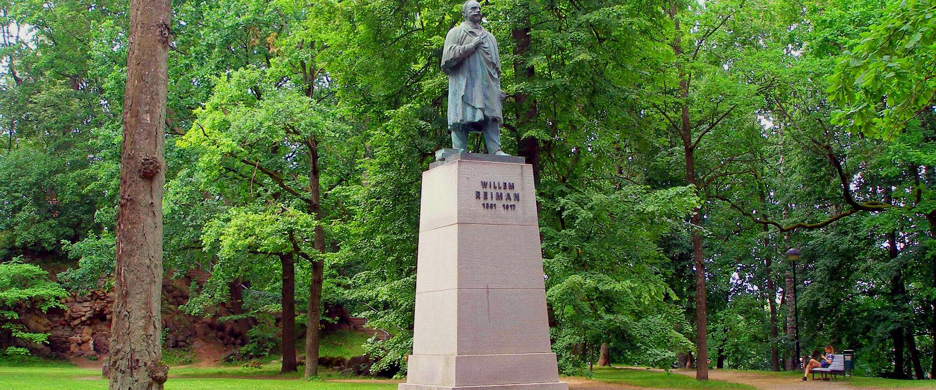 Pildil Villem Reimani monument