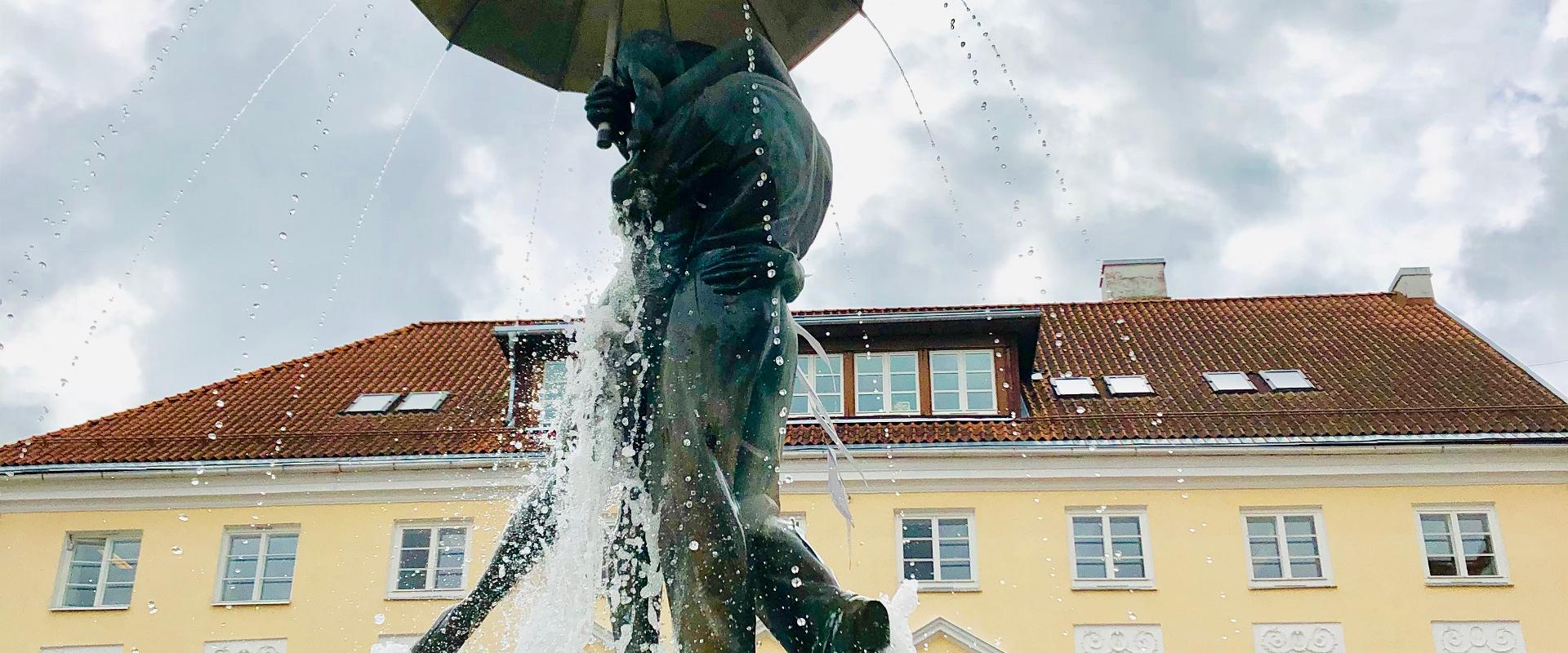 'The Kissing Students' sculpture and fountain