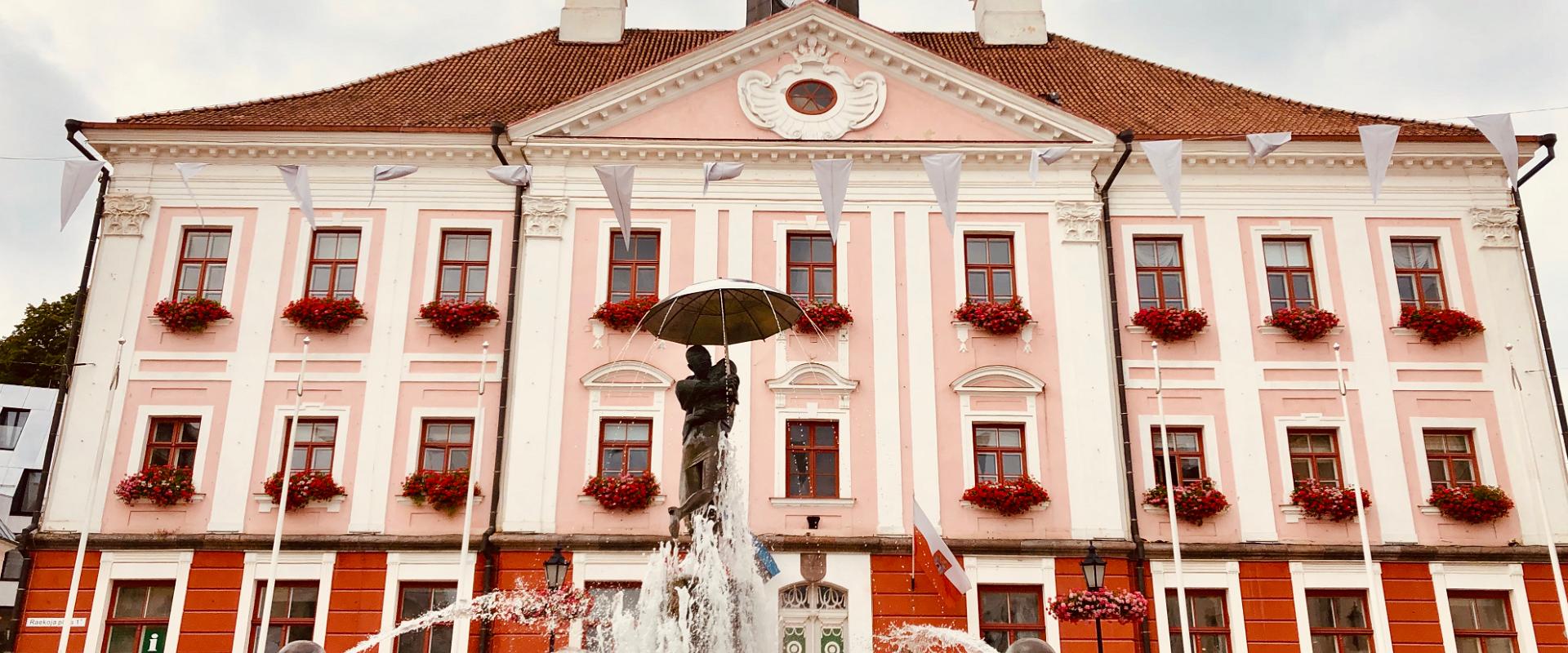 'The Kissing Students' sculpture and fountain