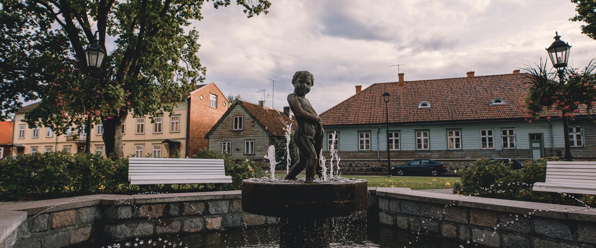 Skulptuur "Poiss kalaga" Johan Laidoneri platsil