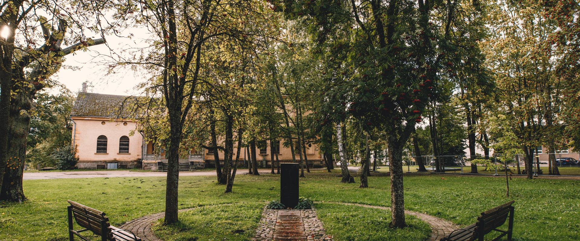 Das Denkmal für die Verfolgten des sowjetischen Regimes liegt im Instrumentenpark (pillipark) in Viljandi (dt. Fellin), zwischen der Johanneskirche un