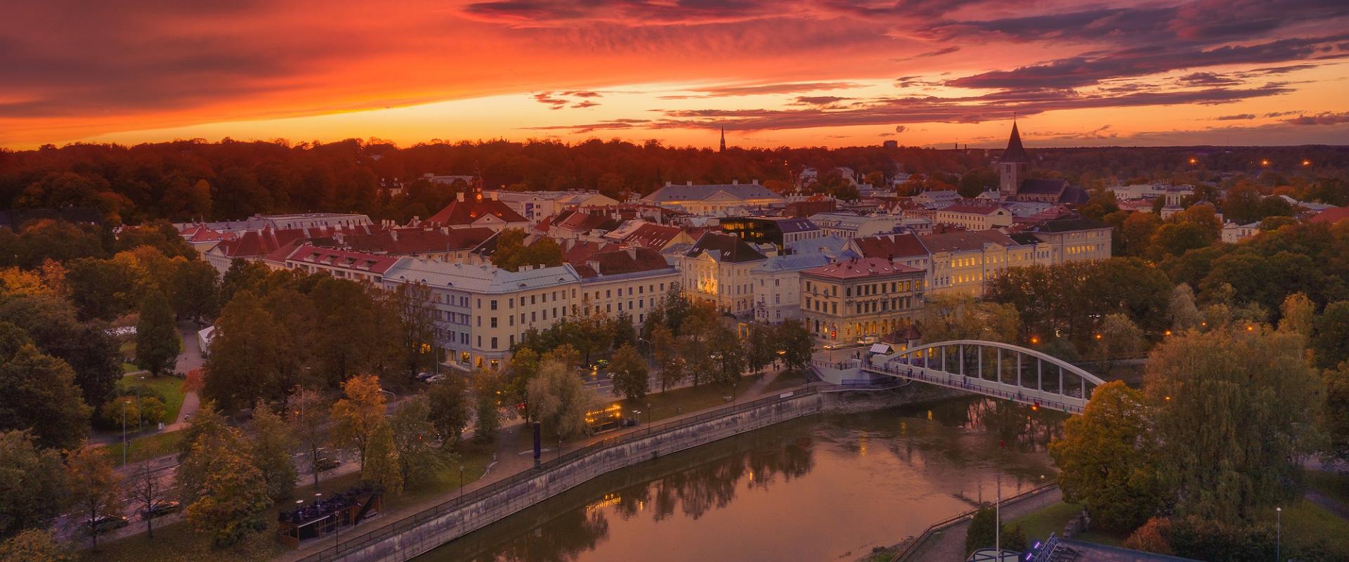Die Bogenbrücke und ein bunter Sonnenuntergang in Tartu