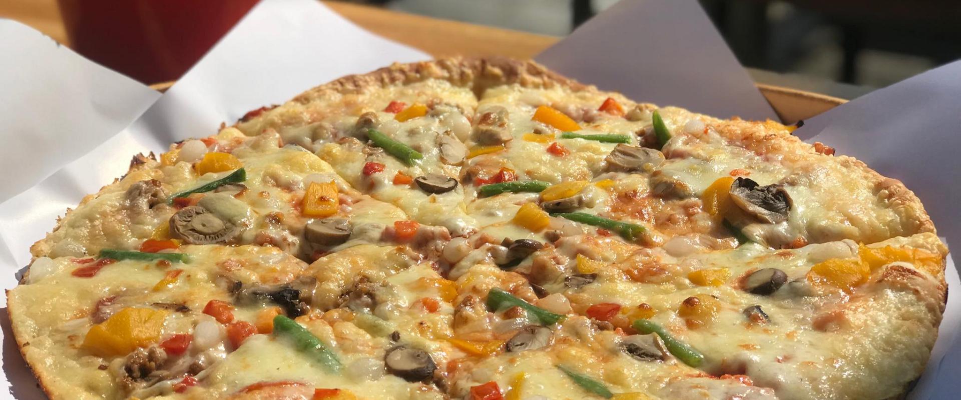 Pizza Grande atrodas Hāpsalu vecpilsētā uz Karja ielas. Papildus plašam picu sortimentam picērija piedāvā arī pastas un salātus. Grande pizza ir slave