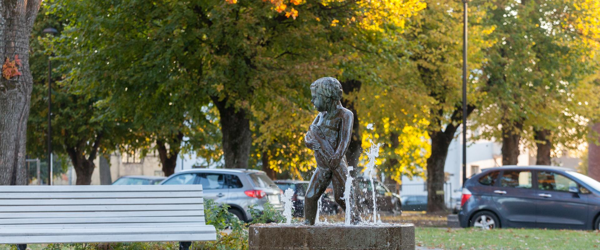 Skulptur „Junge mit Fisch“ auf dem Johan-Laidoner-Platz