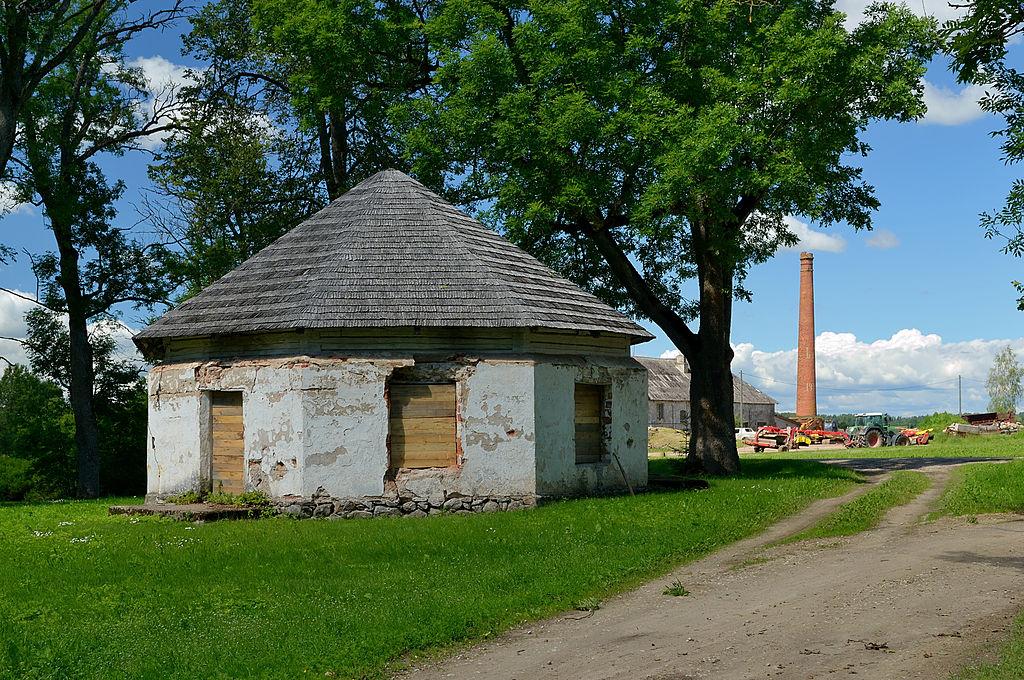 Paluperas muižas komplekss un National Geographic dzeltenais logs