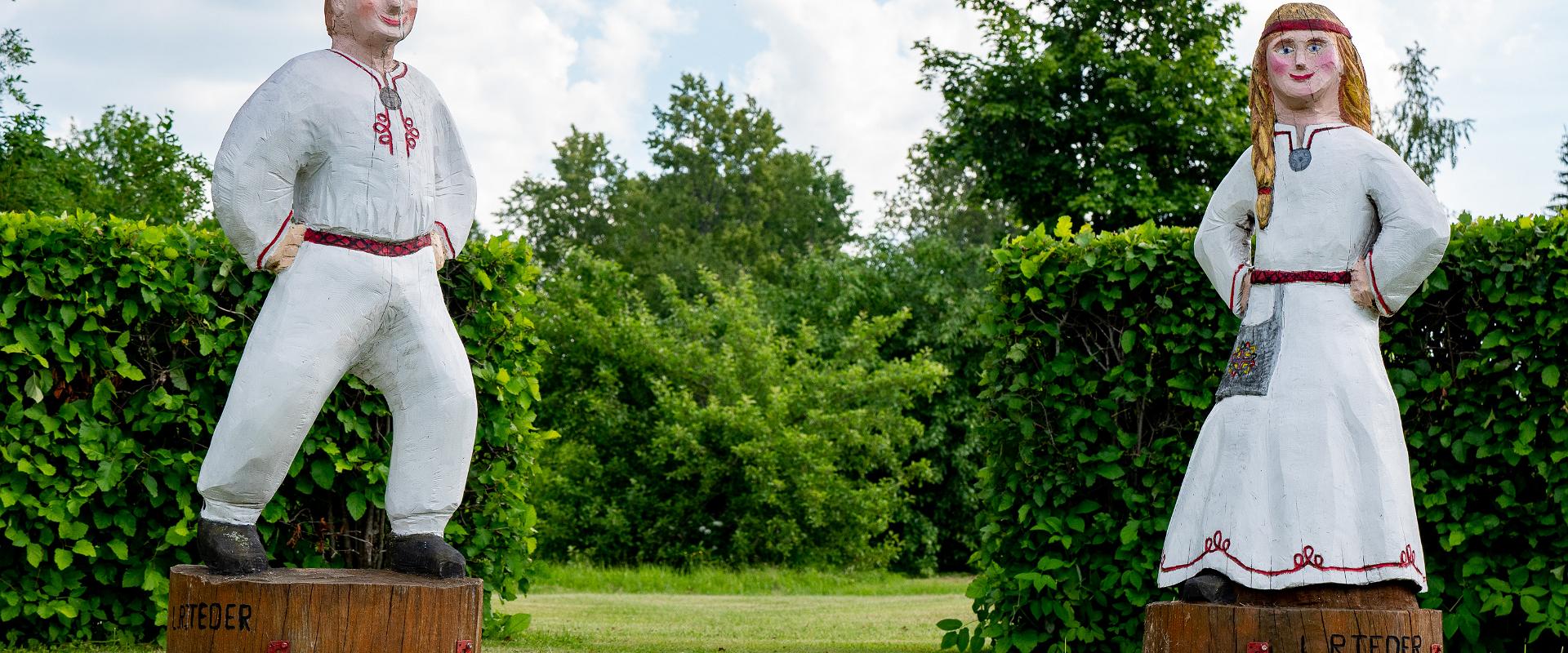 Holzskulpturen in der Region Mulgimaa