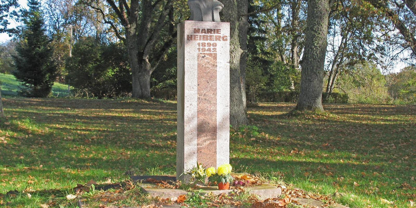 Piemineklis M. Heibergai Urvastes baznīcas parkā