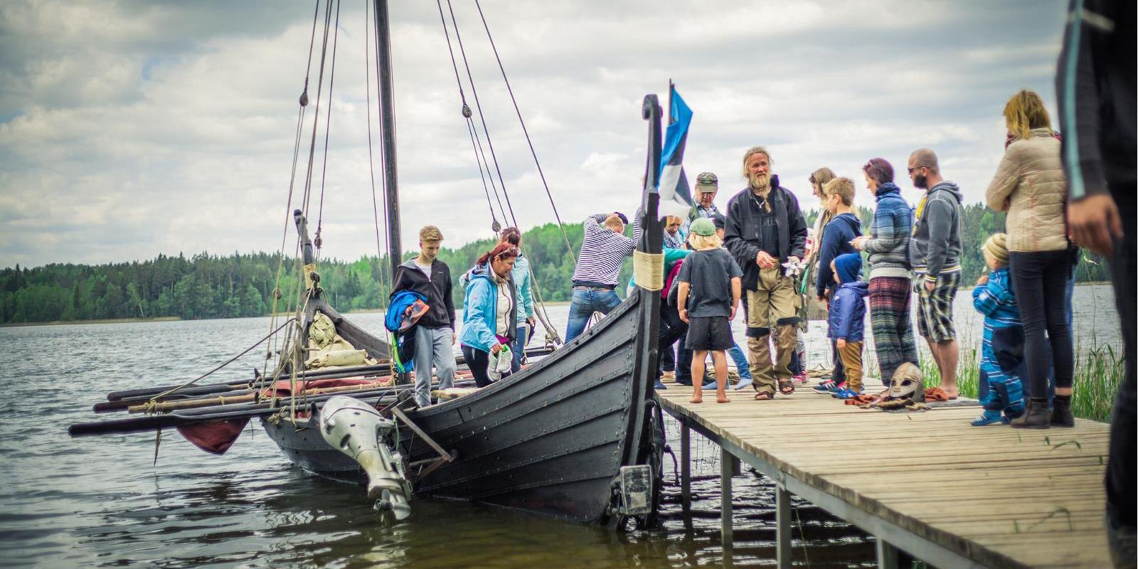 Vergnügungsfahrten mit dem Wikingerschiff ”Turm”