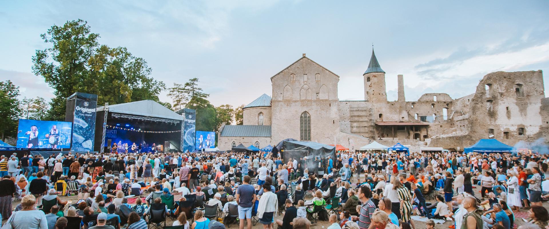 Die Hauptkonzerte des Festivals finden auf dem Hof der alten Bischofsburg an zwei Abenden statt, es werden Künstler aus 10 Ländern erwartet. Zum Tages