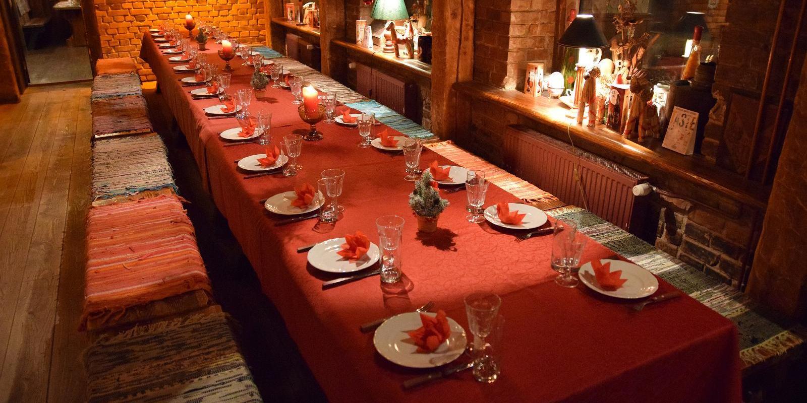 Schenke Hansa Tall und ein festlicher Tisch in der Weihnachtszeit