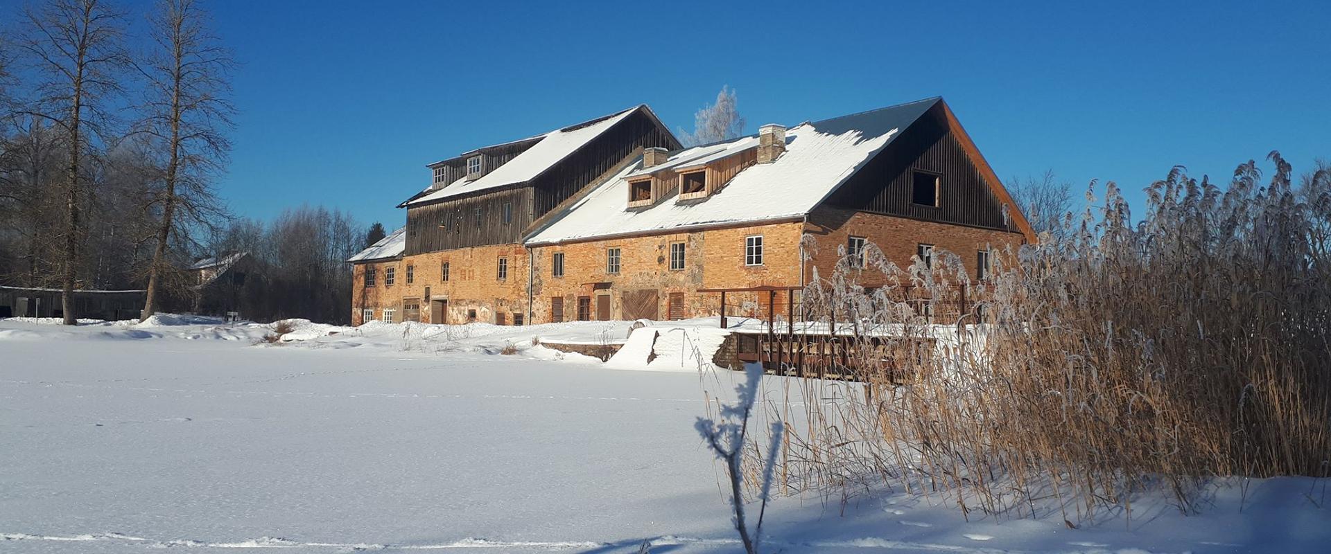 Hellenurmen myllymuseo ja luminen talvi