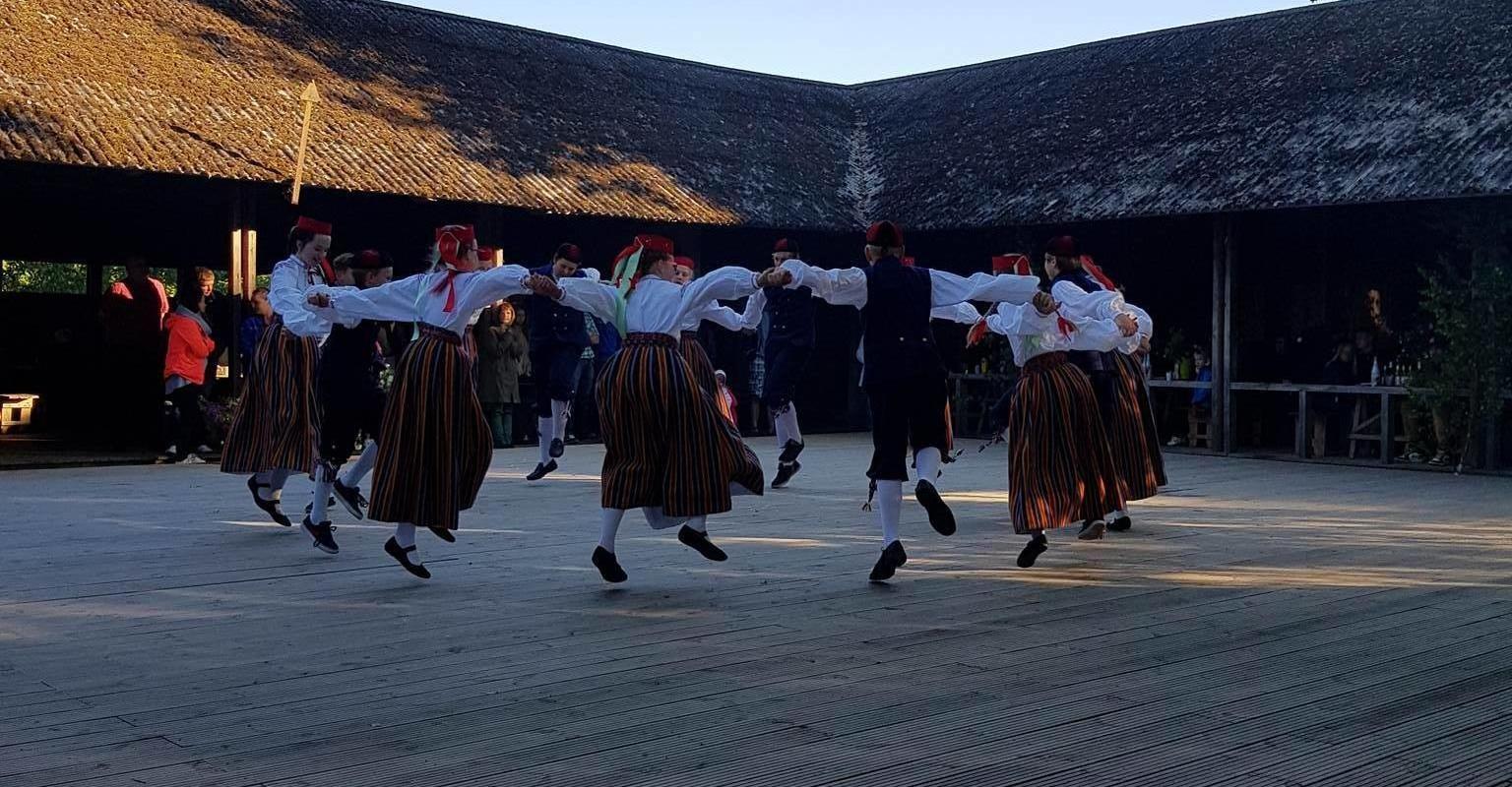 Ranna Puhkebaasin suurella lavalla tanssivat kansantanssijat