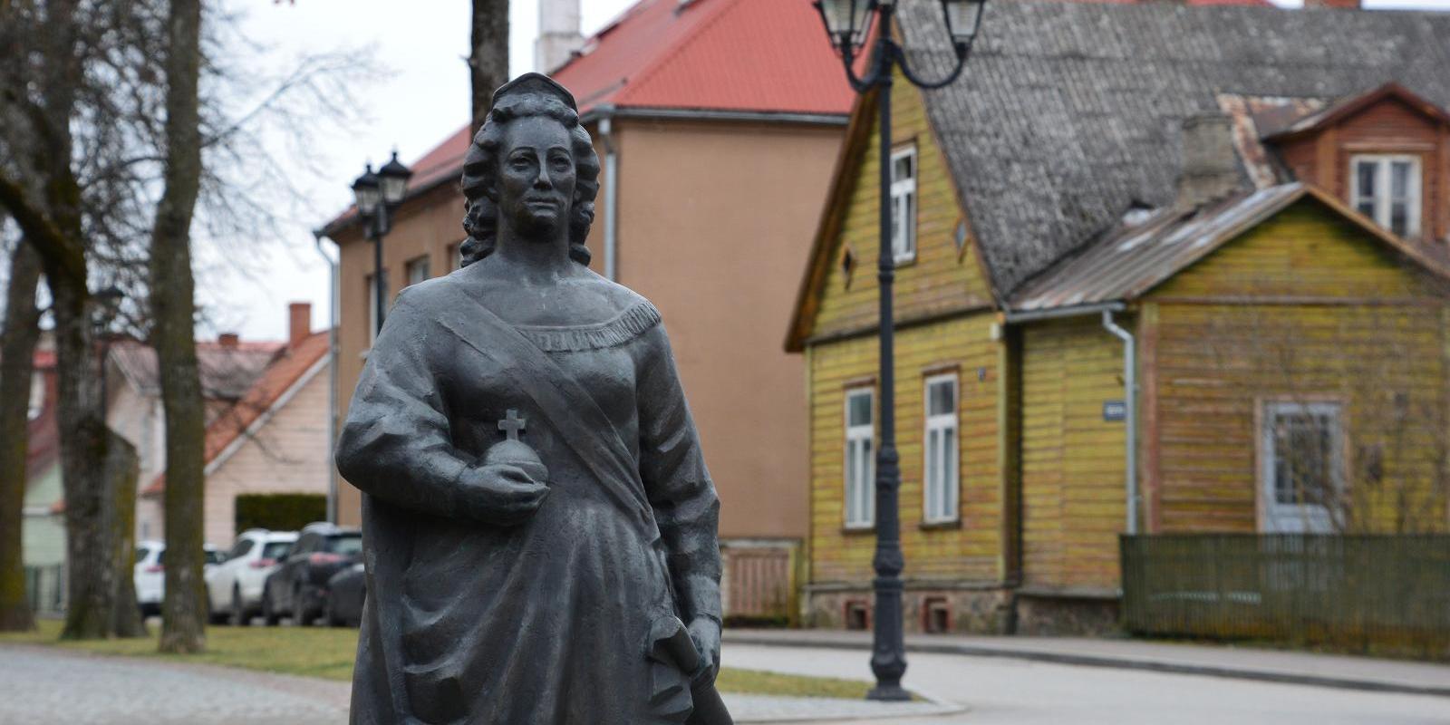 Catherine II Sculpture and Catherine Alley (Katariina allee)