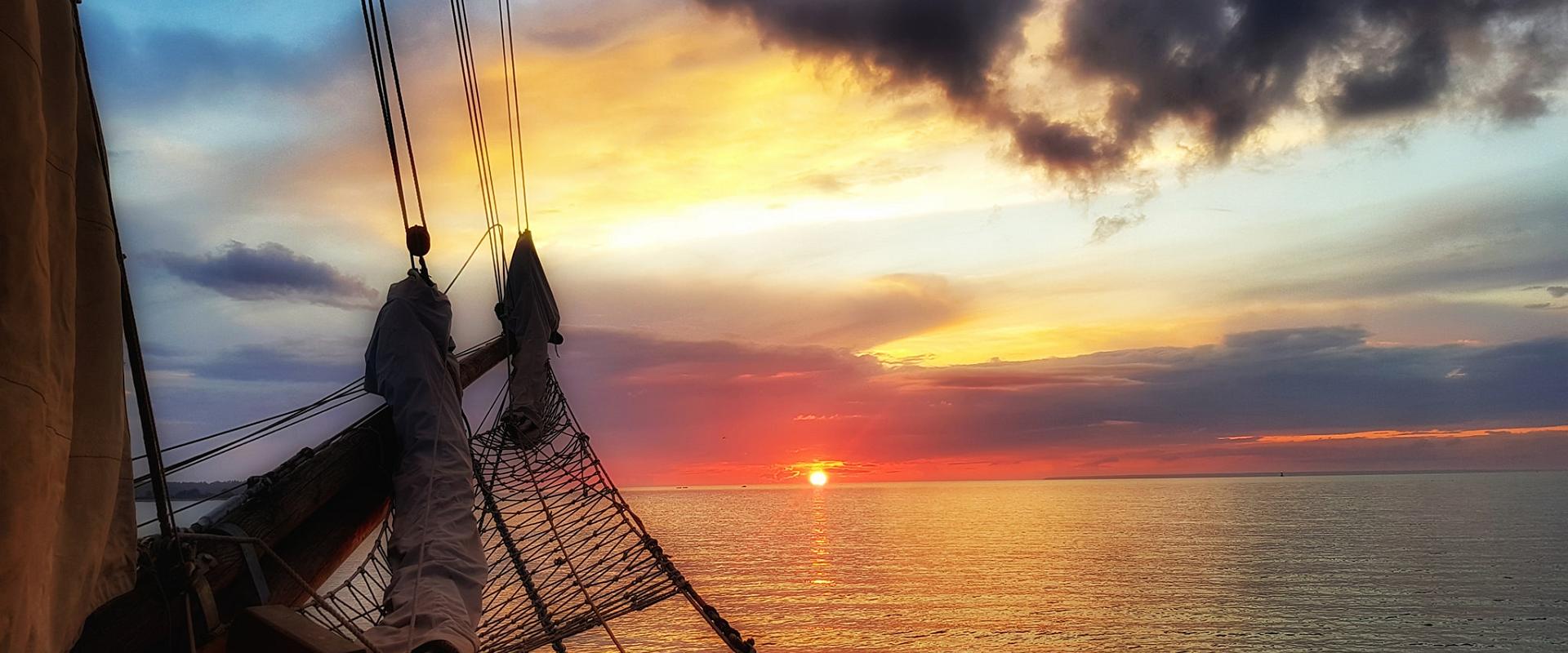 Kreuzfahrten und Konzerte bei Sonnenuntergang auf See auf dem Segelschiff Hoppet