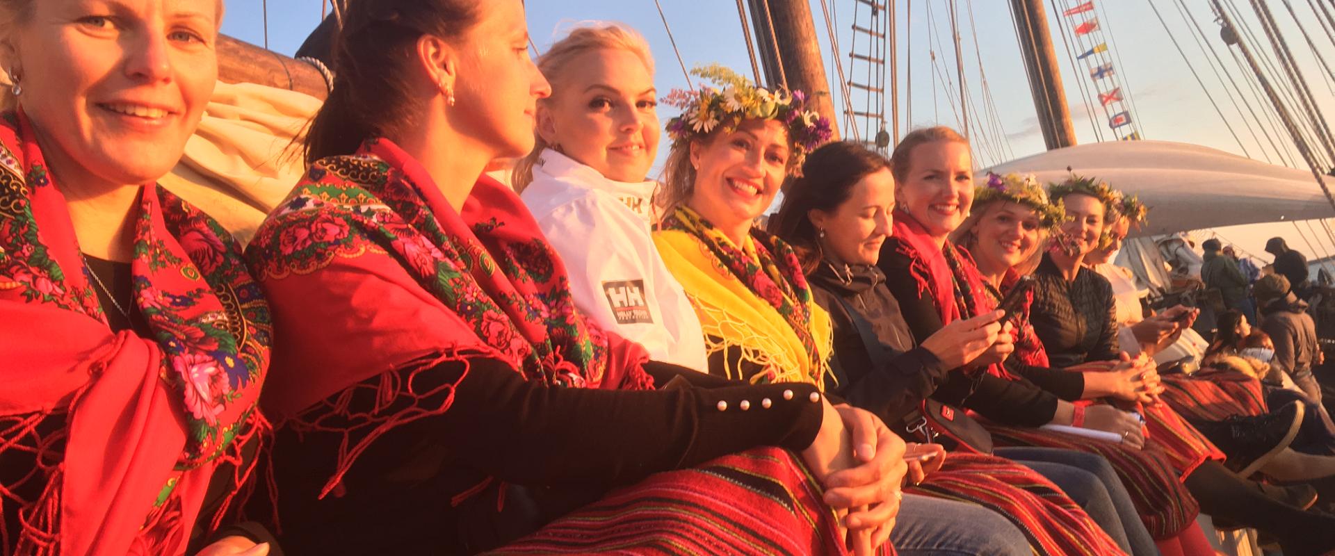 Sunset cruises and concerts at sea on the sailing ship Hoppet