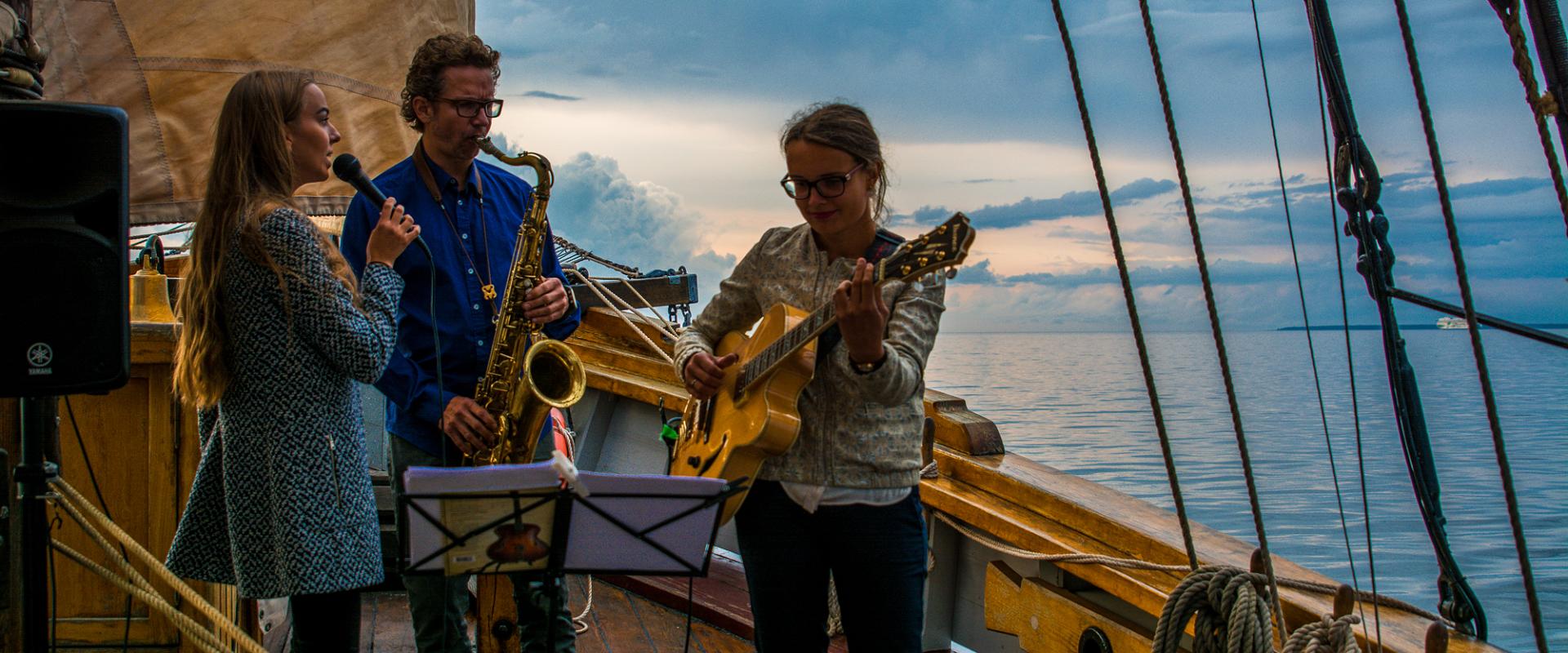 Kreuzfahrten und Konzerte bei Sonnenuntergang auf See auf dem Segelschiff Hoppet