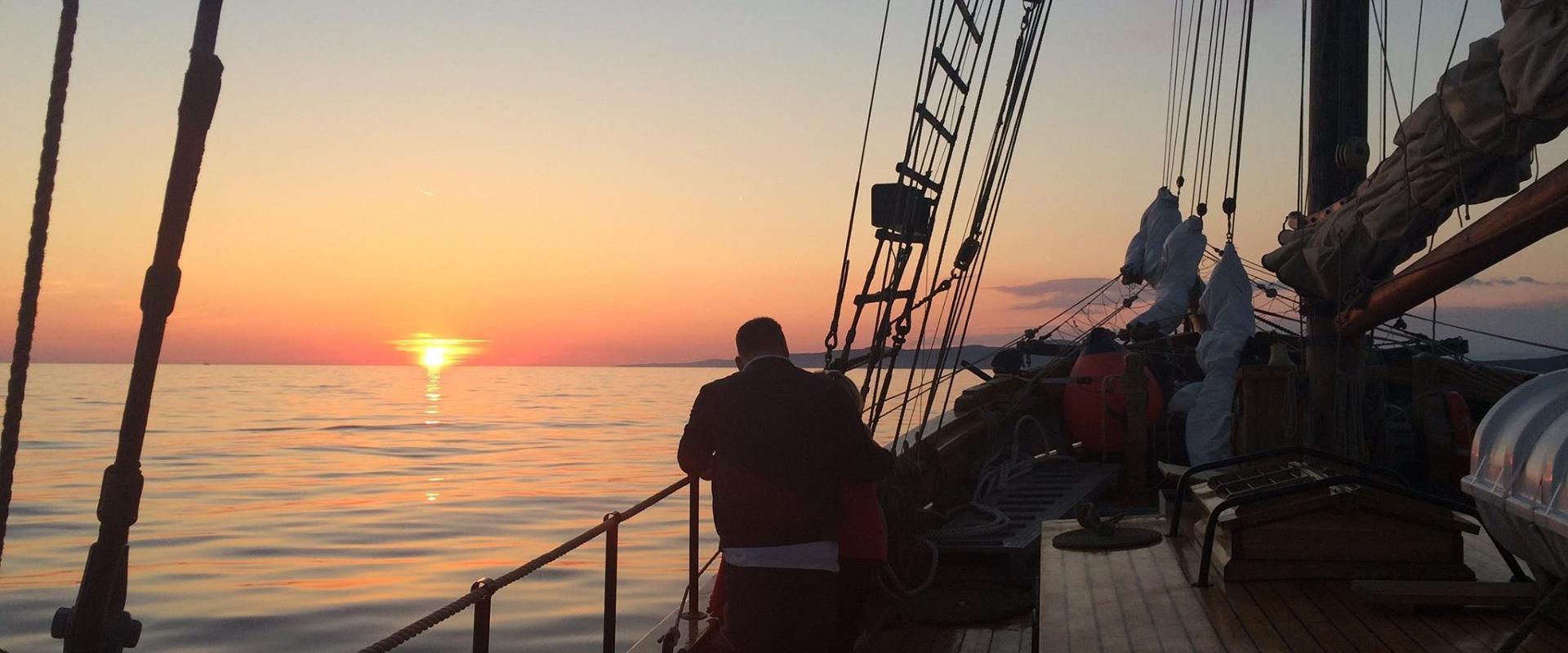 Kreuzfahrten und Konzerte bei Sonnenuntergang auf See auf dem Segelschiff Hoppet