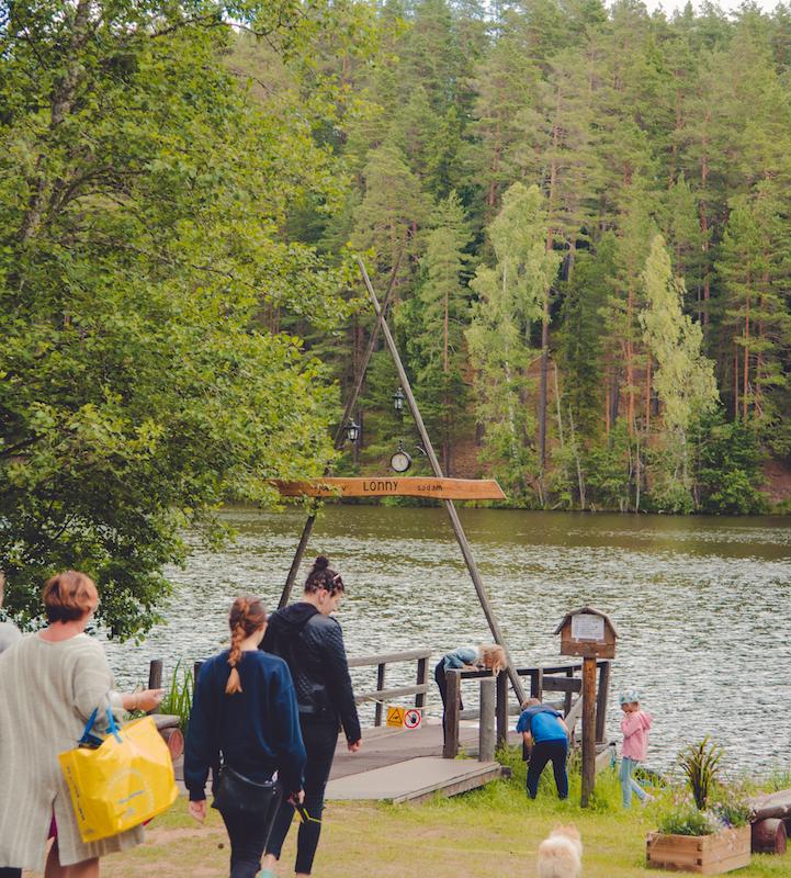 Retki Taevaskodassa jokilaiva Lonnylla